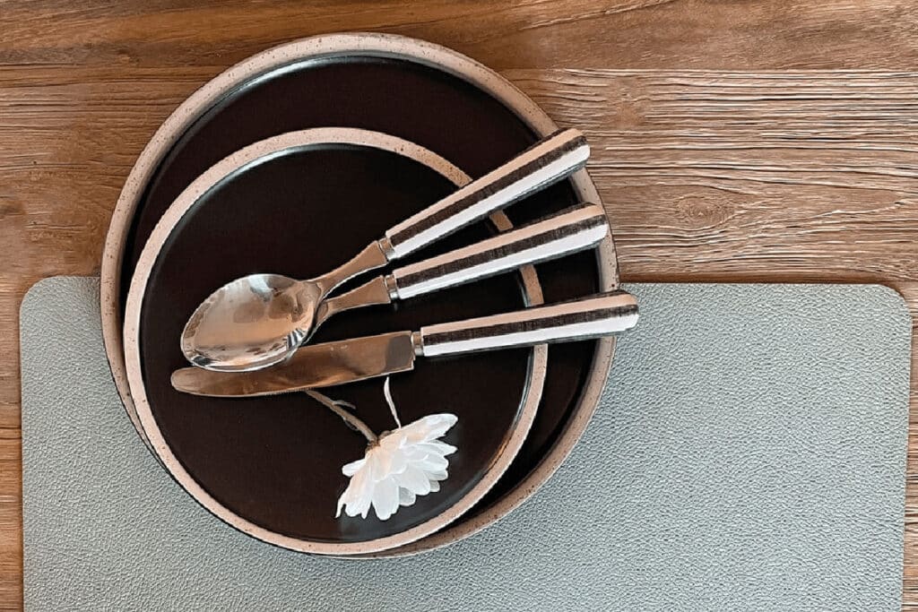 sublimez votre table grace a des couverts elegants et decoratifs